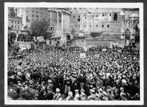 [Benito Mussolini drži govor na Rimskom forumu], B 1912